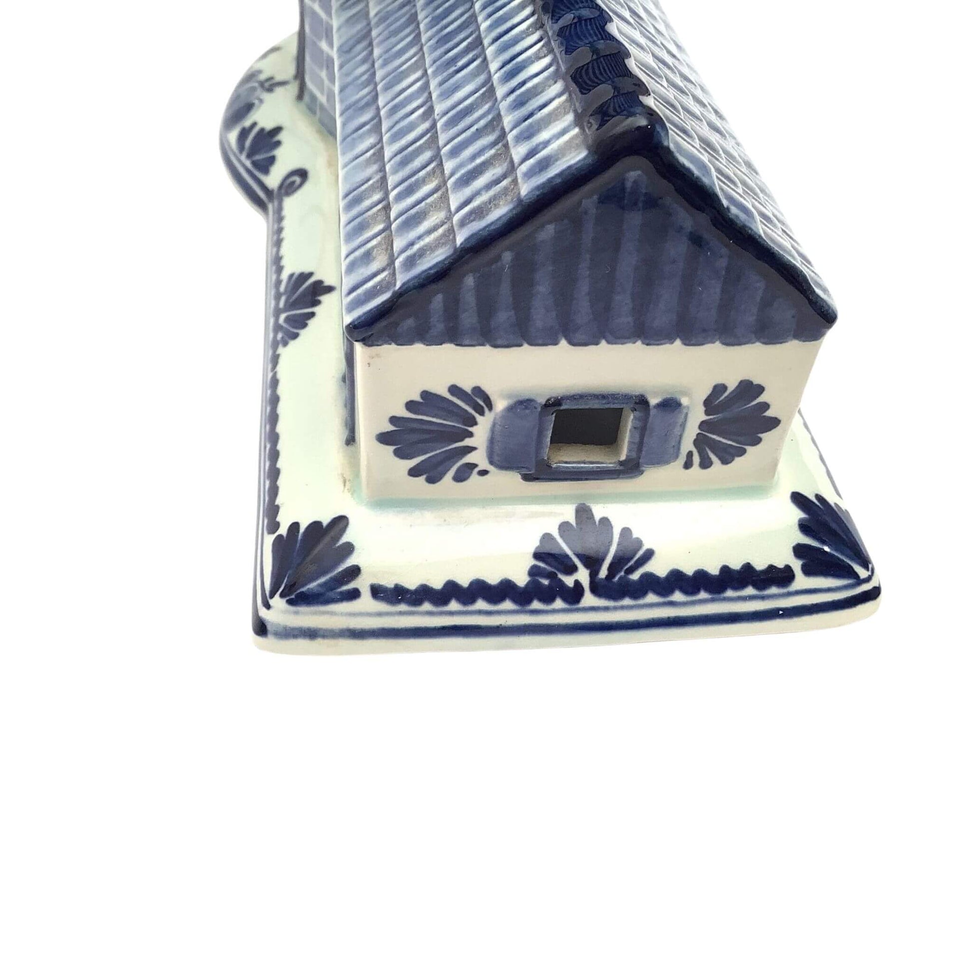 Delfts lighthouse-shaped lamp back-view with blue floral patterns on a white background