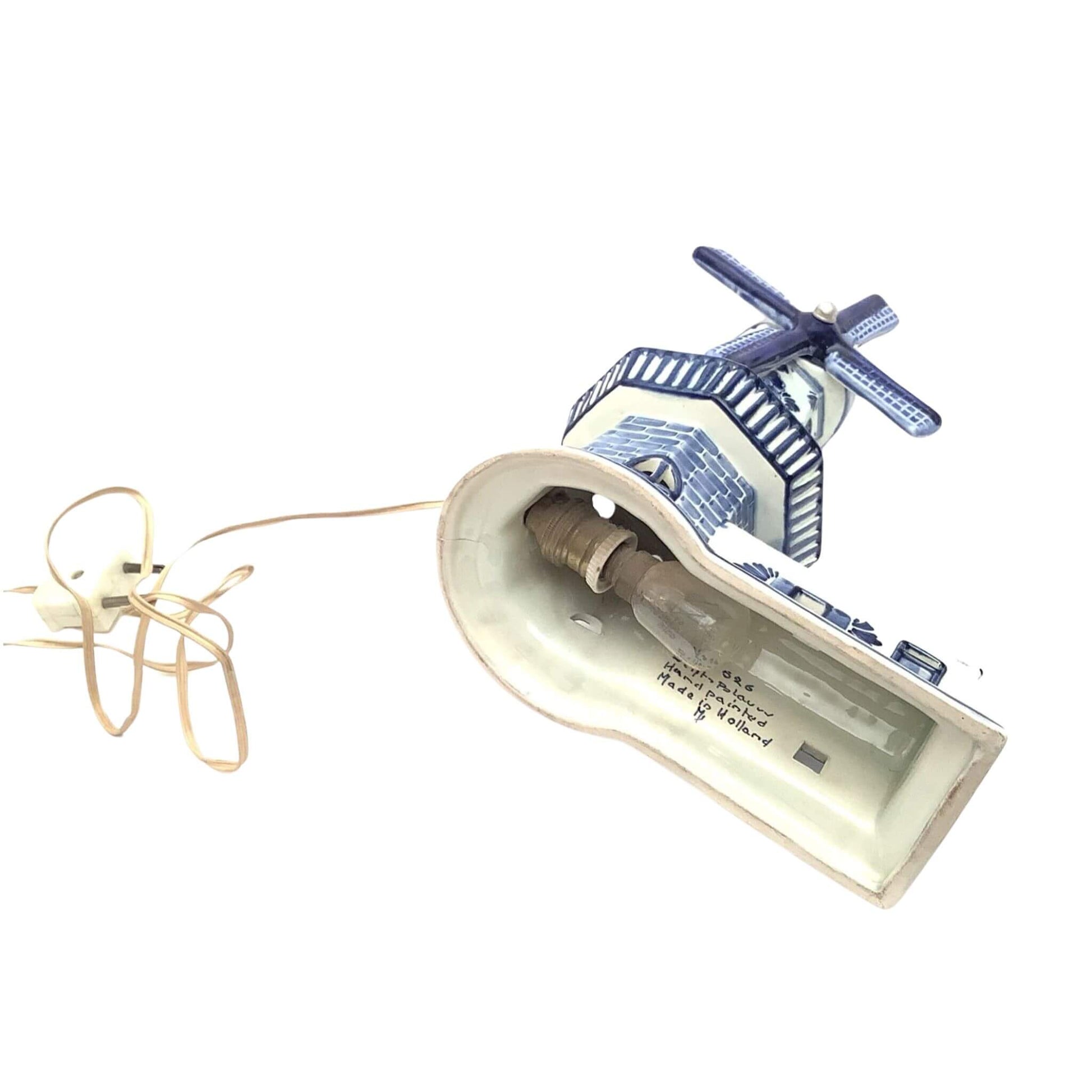 Delfts light fixture with blue and white design bottom-view on a white background