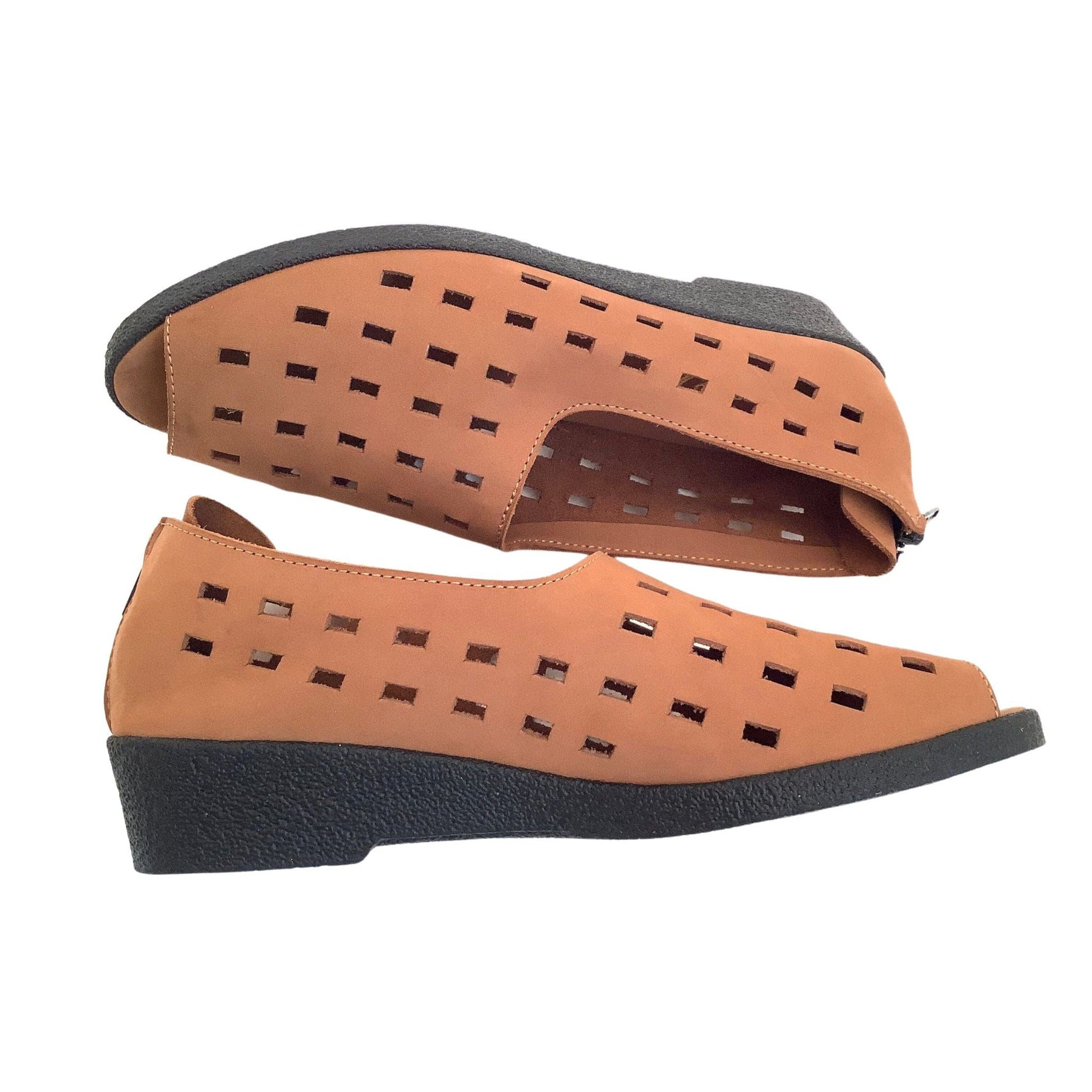 Perforated Flat Heel Shoes 7.5 / Brown / Y2K - Now
