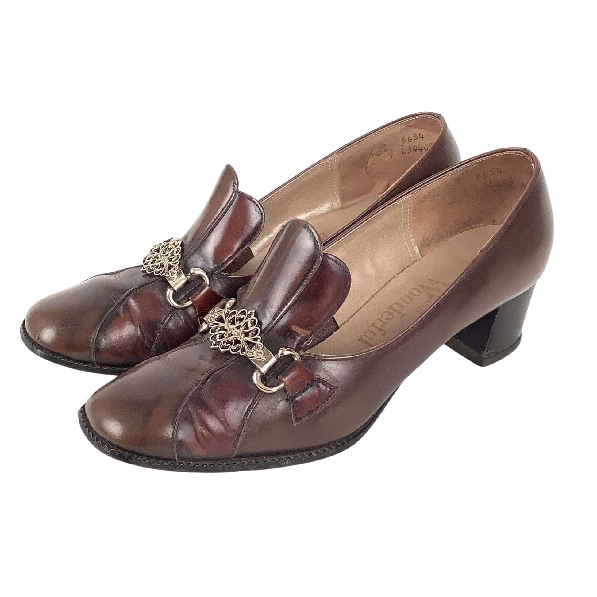 Pilgrim-Style Pump Shoes