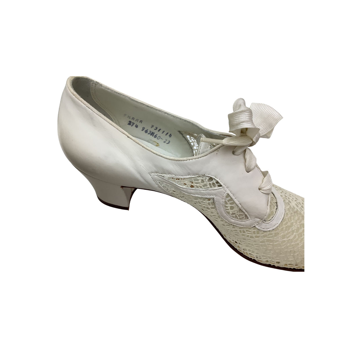 Printed size view on pair of authentic vintage 1940s mid block-heel oxford shoe in white leather, featuring a textured mesh fabric, peep toe and side panels, laced up with bow details.